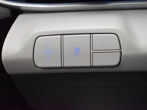 Used 2025 Hyundai Elantra Limited image 22