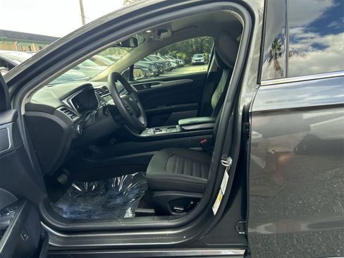 Used 2020 Ford Fusion SE image 2