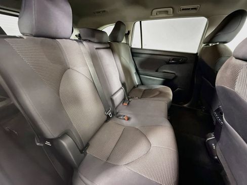 Used 2024 Toyota Highlander LE FWD image 27