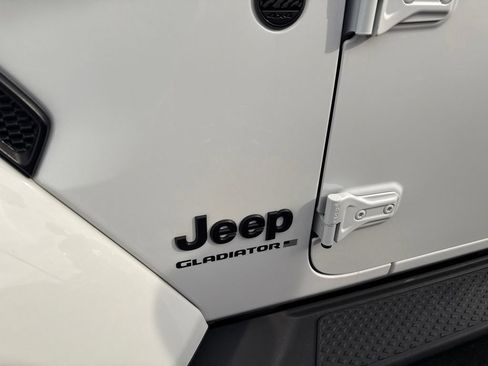 Used 2023 Jeep Gladiator Overland AWD/4WD image 12