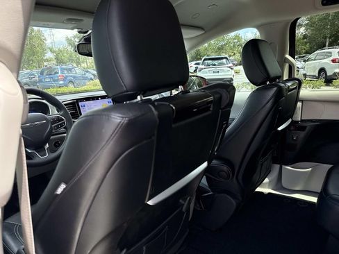 Used 2022 Chrysler Pacifica Touring-L w/ Uconnect Theater Family Group AWD/4WD image 12
