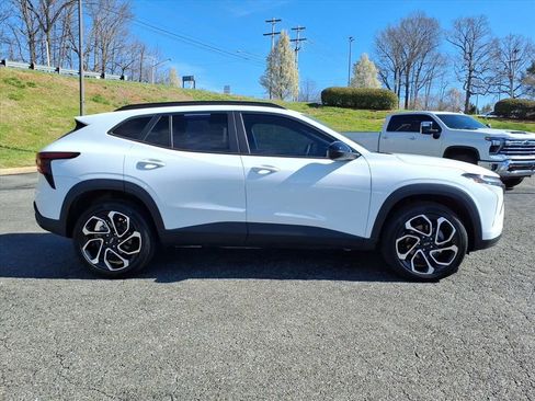 Used 2024 Chevrolet Trax RS w/ Driver Confidence Package image 2