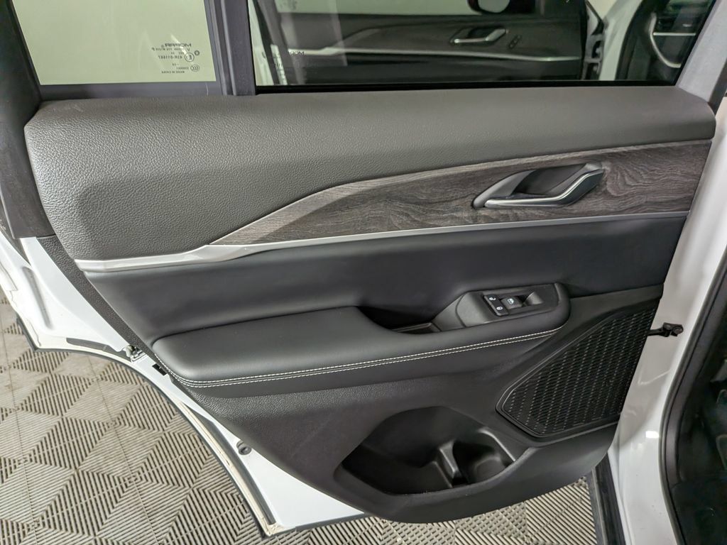 Certified 2025 Jeep Grand Cherokee Limited AWD/4WD image 31