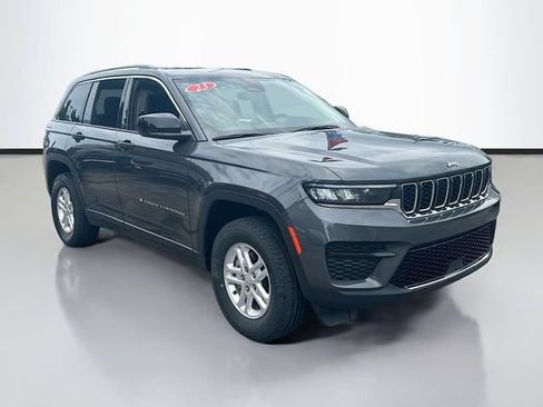 Used 2023 Jeep Grand Cherokee Laredo AWD/4WD image 3