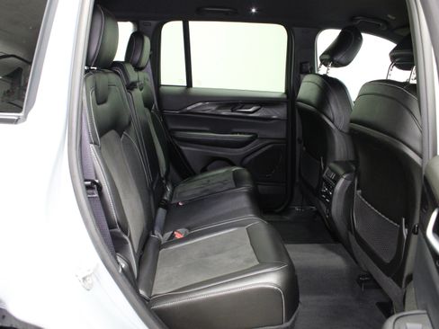 Used 2023 Jeep Grand Cherokee Altitude AWD/4WD image 15