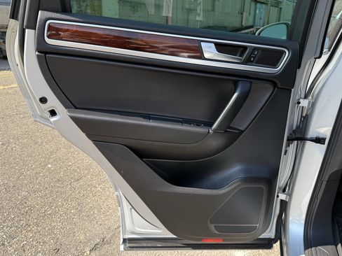 Used 2012 Volkswagen Touareg Sport image 26