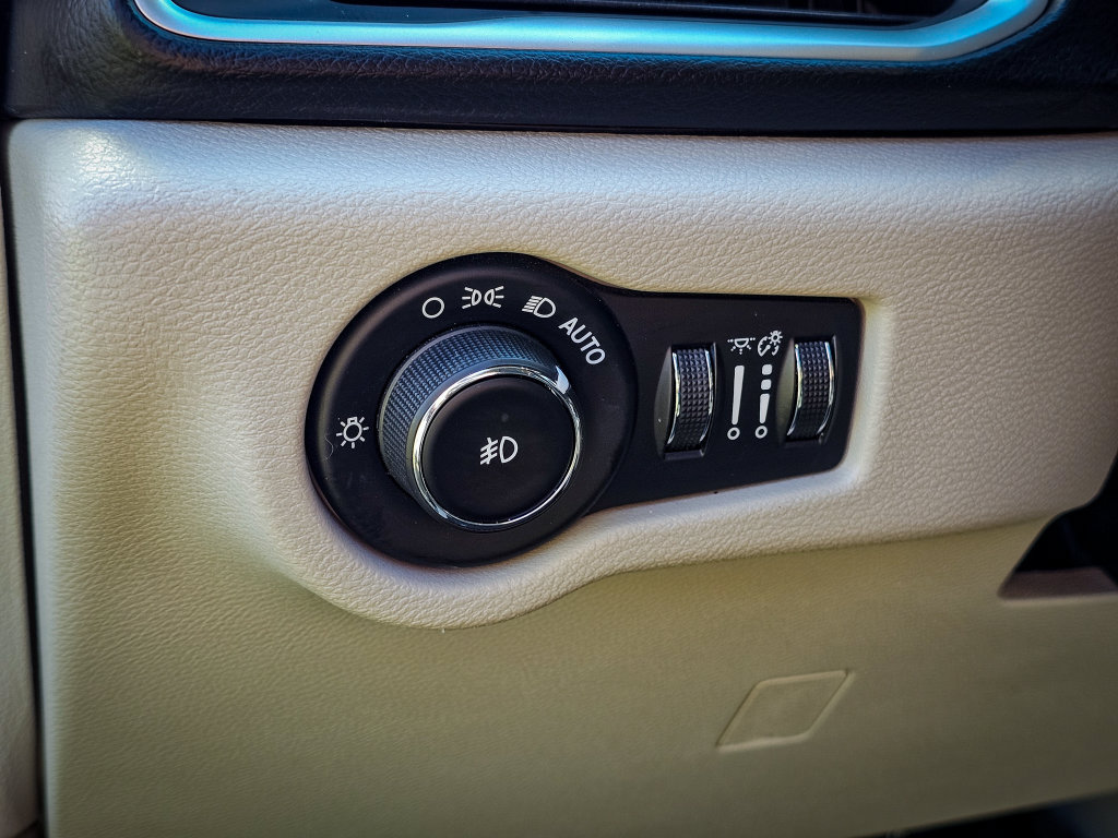 Used 2019 Chrysler Pacifica Touring-L FWD image 13
