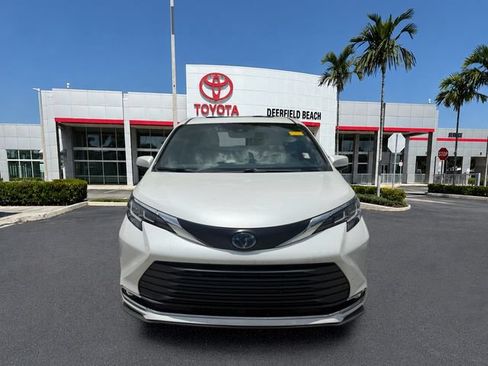 Used 2023 Toyota Sienna XLE FWD image 2