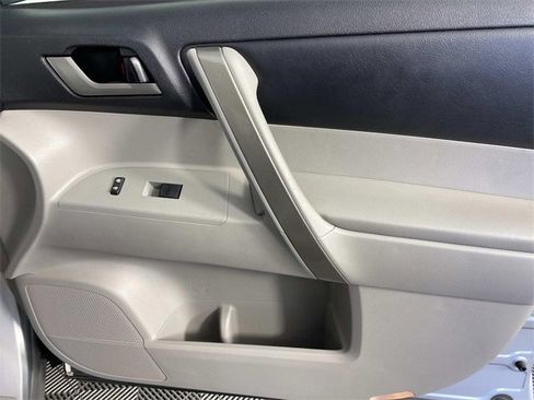 Used 2012 Toyota Highlander SE w/ Tow Pkg image 24