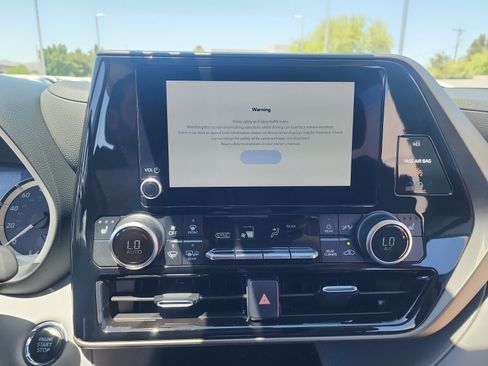 Used 2023 Toyota Highlander XLE FWD image 28