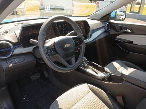 Used 2025 Chevrolet Trax LT FWD image 15