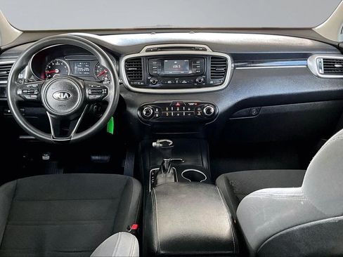 Used 2017 Kia Sorento LX image 7