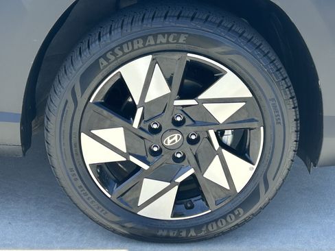 Used 2025 Hyundai Kona SEL FWD image 8