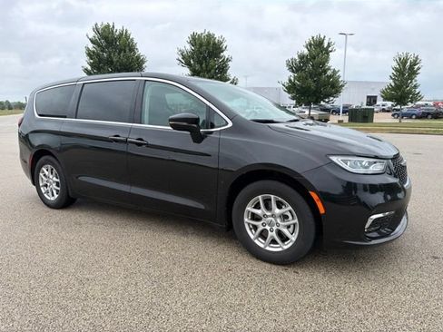 Used 2024 Chrysler Pacifica Touring-L FWD image 4