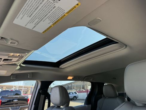 Used 2025 Toyota Sienna XLE FWD image 25