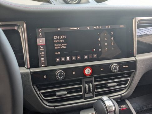 Used 2025 Porsche Macan image 18