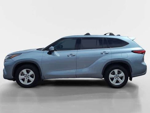 Used 2022 Toyota Highlander LE AWD/4WD image 2