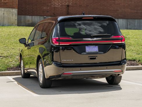 Used 2024 Chrysler Pacifica Touring-L FWD image 5