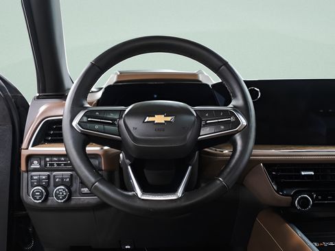 Used 2025 Chevrolet Suburban High Country AWD/4WD image 9