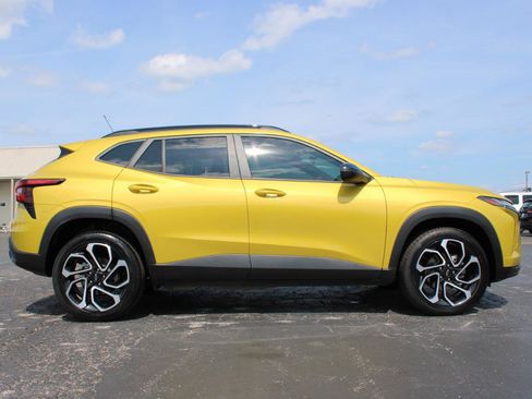 Used 2025 Chevrolet Trax RS w/ Sunroof Package FWD image 3