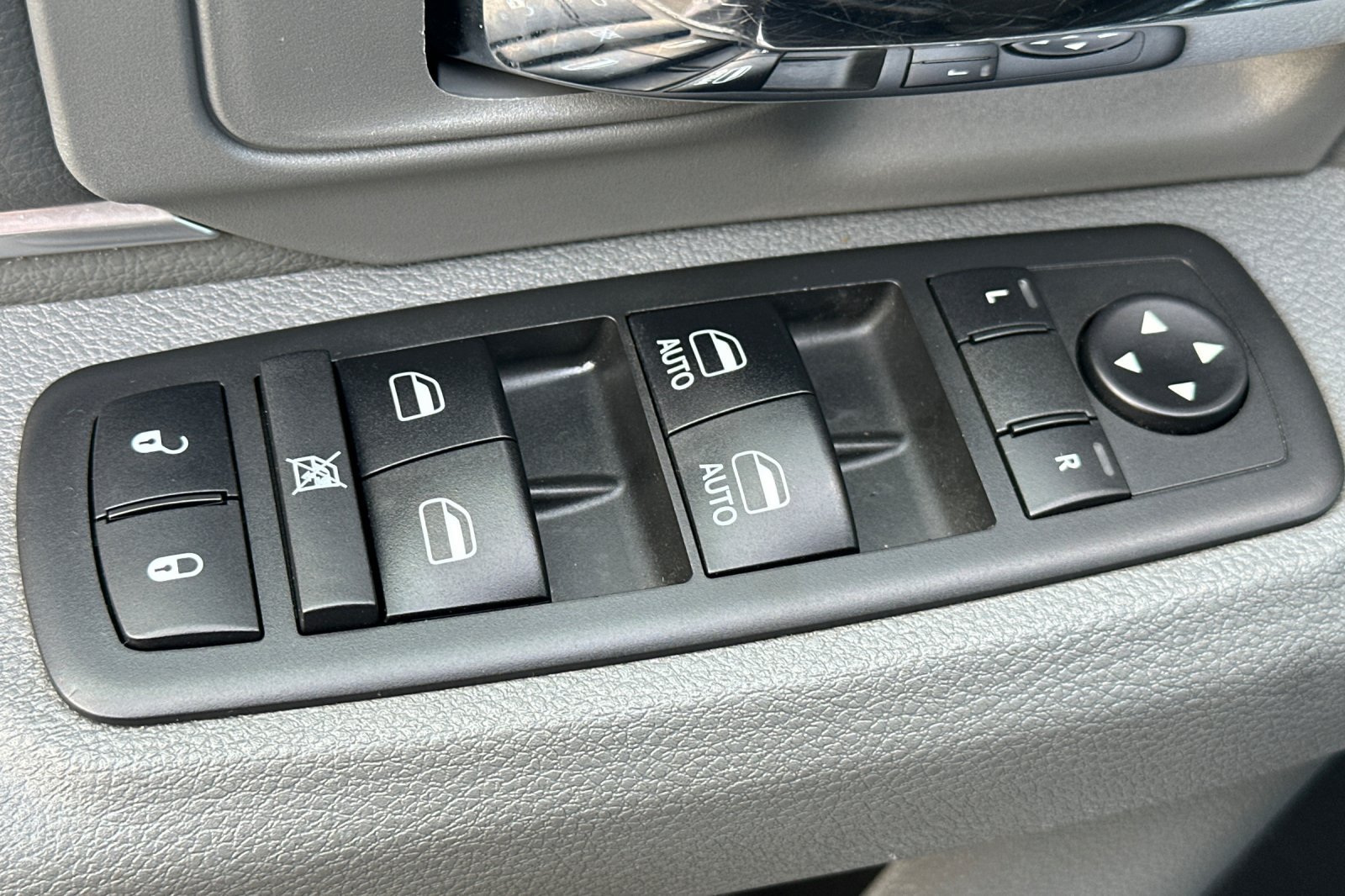 Used 2018 RAM 1500 Classic SLT AWD/4WD image 12