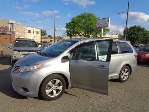 Used 2017 Toyota Sienna LE image 37
