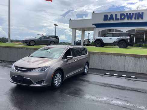Used 2017 Chrysler Pacifica Touring-L FWD image 3