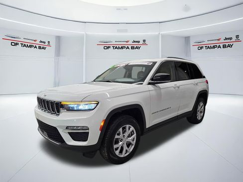 Certified 2022 Jeep Grand Cherokee Limited AWD/4WD image 2