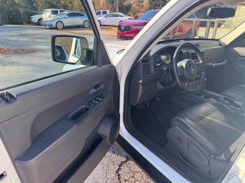 Used 2012 Jeep Liberty Sport image 12