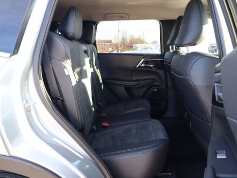 Used 2025 Mitsubishi Outlander SE image 14