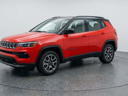 Used 2025 Jeep Compass Trailhawk image 3