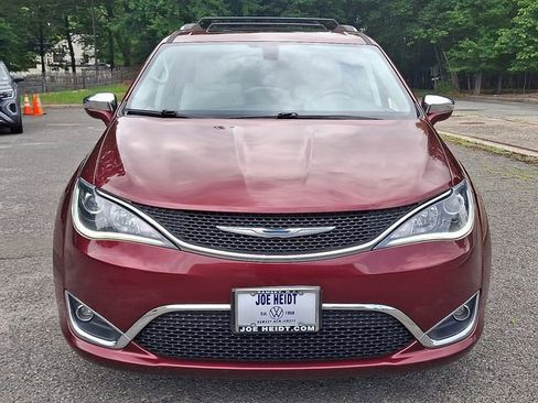 Used 2017 Chrysler Pacifica Limited image 3
