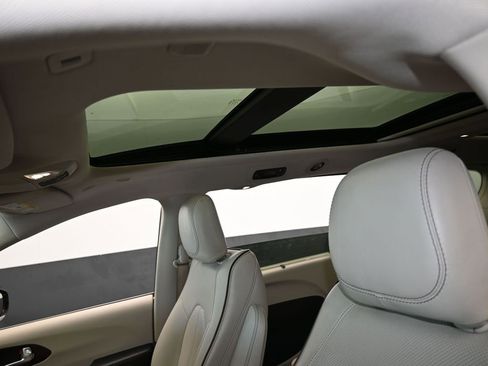 Used 2019 Chrysler Pacifica Limited image 11