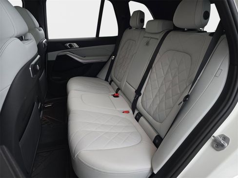 Used 2025 BMW X5 xDrive40i w/ Parking Assistance Package image 17