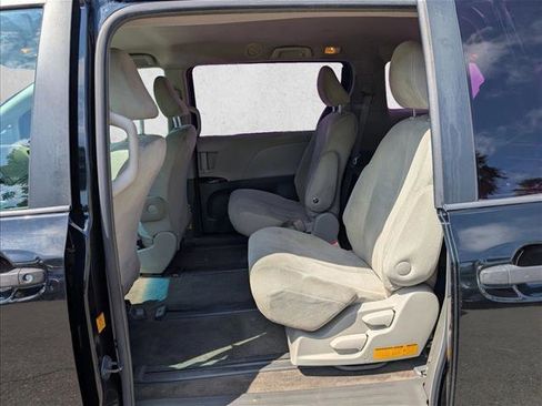 Used 2012 Toyota Sienna FWD image 17