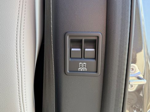 Certified 2025 Land Rover Discovery Dynamic SE image 32