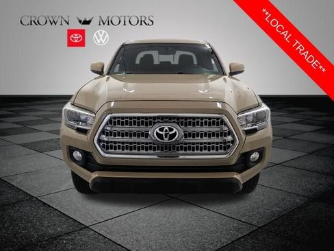 Used 2017 Toyota Tacoma TRD Off-Road image 2