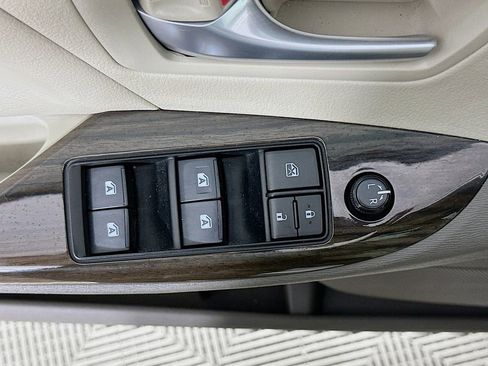 Used 2017 Toyota Sienna XLE w/ XLE Navigation Package FWD image 22