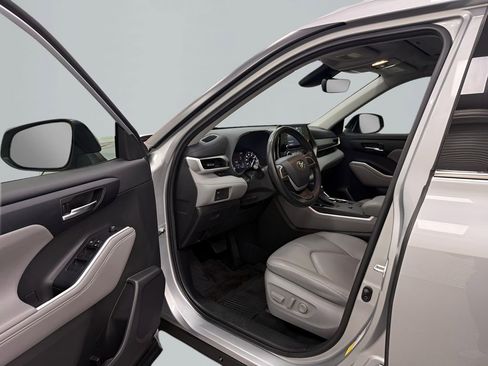 Used 2022 Toyota Highlander XLE FWD image 9