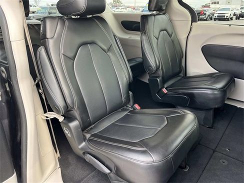 Used 2023 Chrysler Pacifica Touring-L image 27