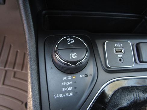 Used 2021 Jeep Cherokee Limited w/ Elite Package AWD/4WD image 22