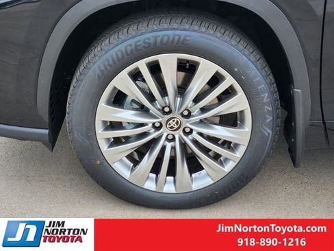 New 2026 Toyota Highlander Platinum AWD/4WD image 9