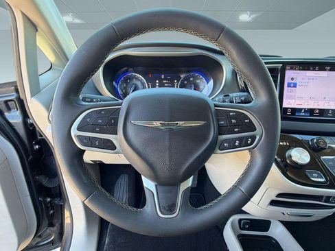 Certified 2023 Chrysler Pacifica Touring-L FWD image 16