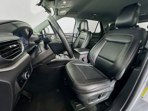 Used 2024 Ford Explorer XLT w/ Equipment Group 202A image 13