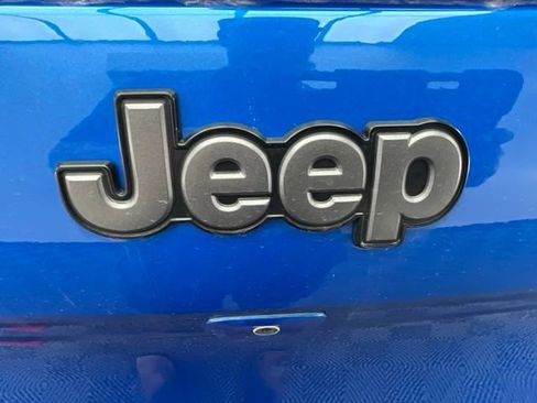 Used 2017 Jeep Cherokee Trailhawk AWD/4WD image 30