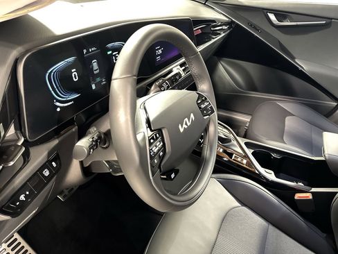 Certified 2025 Kia Niro EX Touring image 22