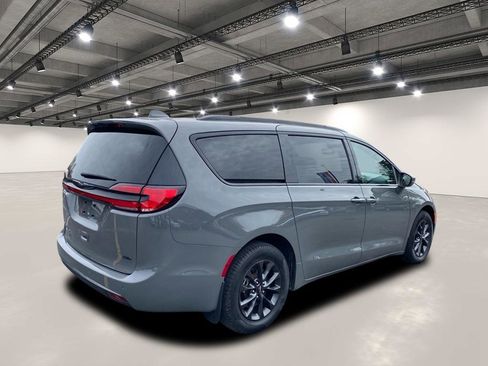 Used 2022 Chrysler Pacifica Touring-L w/ S Appearance Package image 7