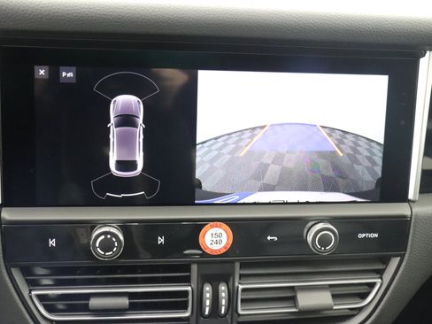 Used 2025 Porsche Macan image 30