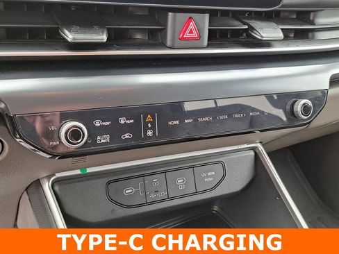 Used 2025 Kia Carnival image 16
