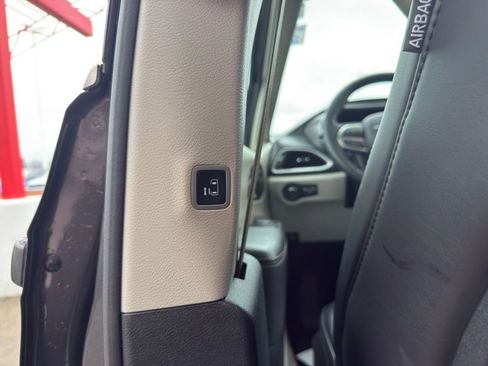 Used 2023 Chrysler Pacifica Touring-L FWD image 24